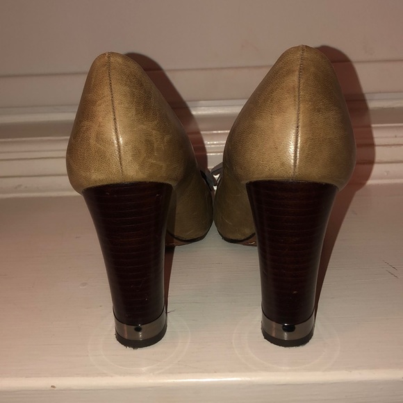 BCBG chain link and leather heel - Picture 2 of 4